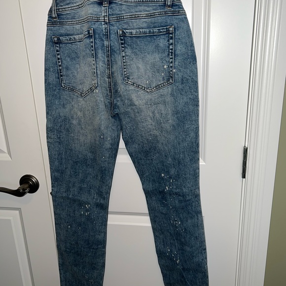 Cabi Skinny light wash distressed paint splatter. Sz 6. Excellent condition. - Picture 2 of 3